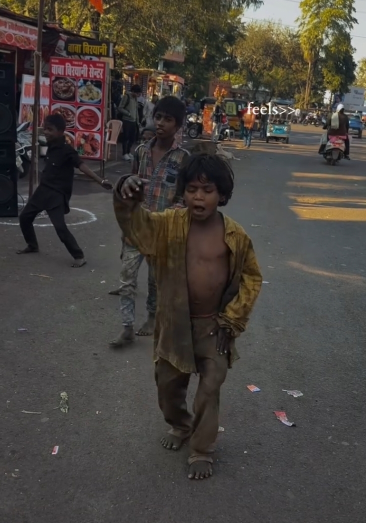 गरीब बच्चे का डांस वीडियो वायरल – जबलपुर के इस हुनरमंद लड़के ने सोशल मीडिया पर जीता दिल