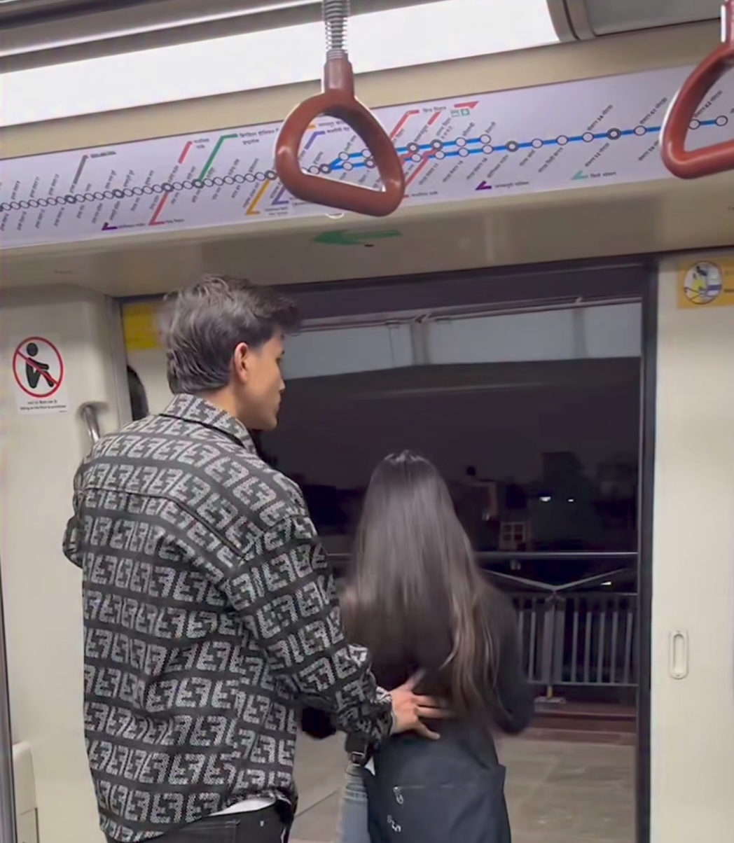 मेट्रो में लड़के ने लड़की को बाहर धकेला | वायरल वीडियो