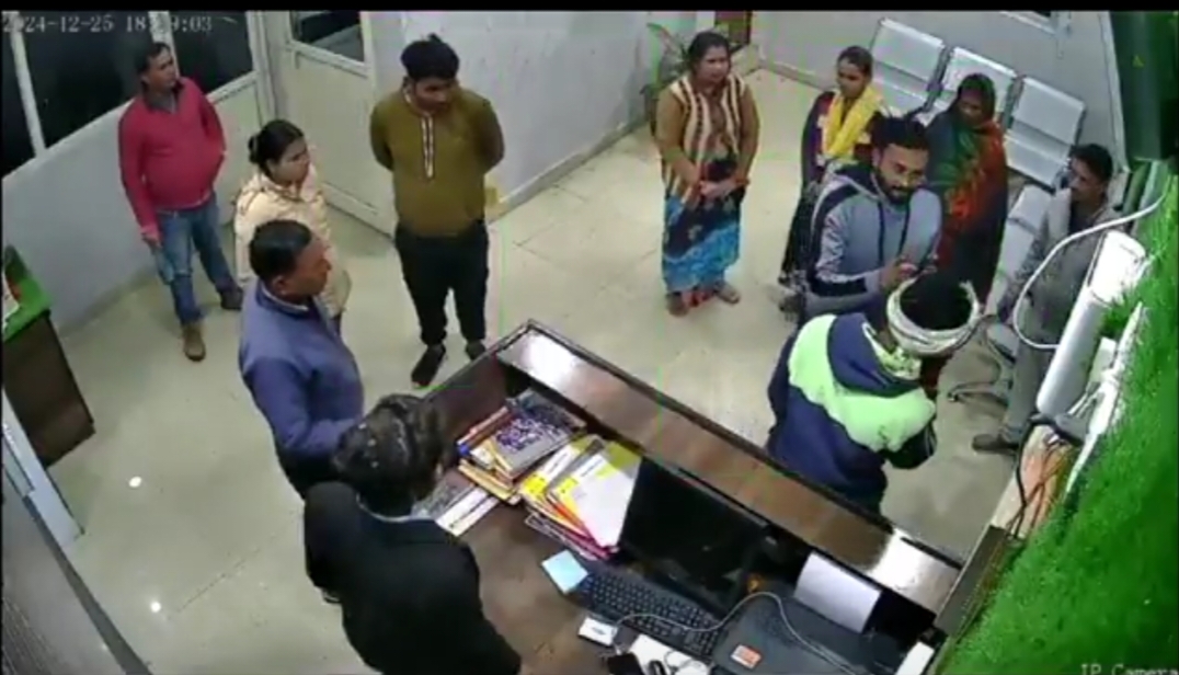 झांसी: हॉस्पिटल में सफाई कर्मचारी पर हमला, CCTV में कैद हुई घटना