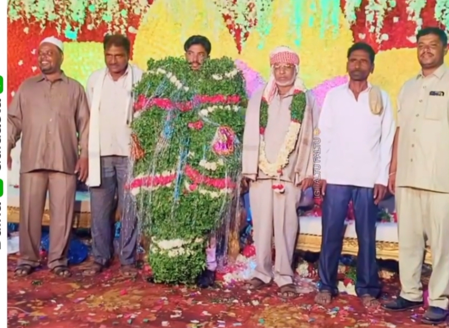 शादी में दूल्हे को बनाया 'गुलदस्ता', वीडियो वायरल होते ही लोग उड़ाने लगे मजाक