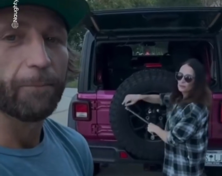 महिला ने बैक विंडो बंद करने के लिए जीप का टायर खोला – वीडियो वायरल