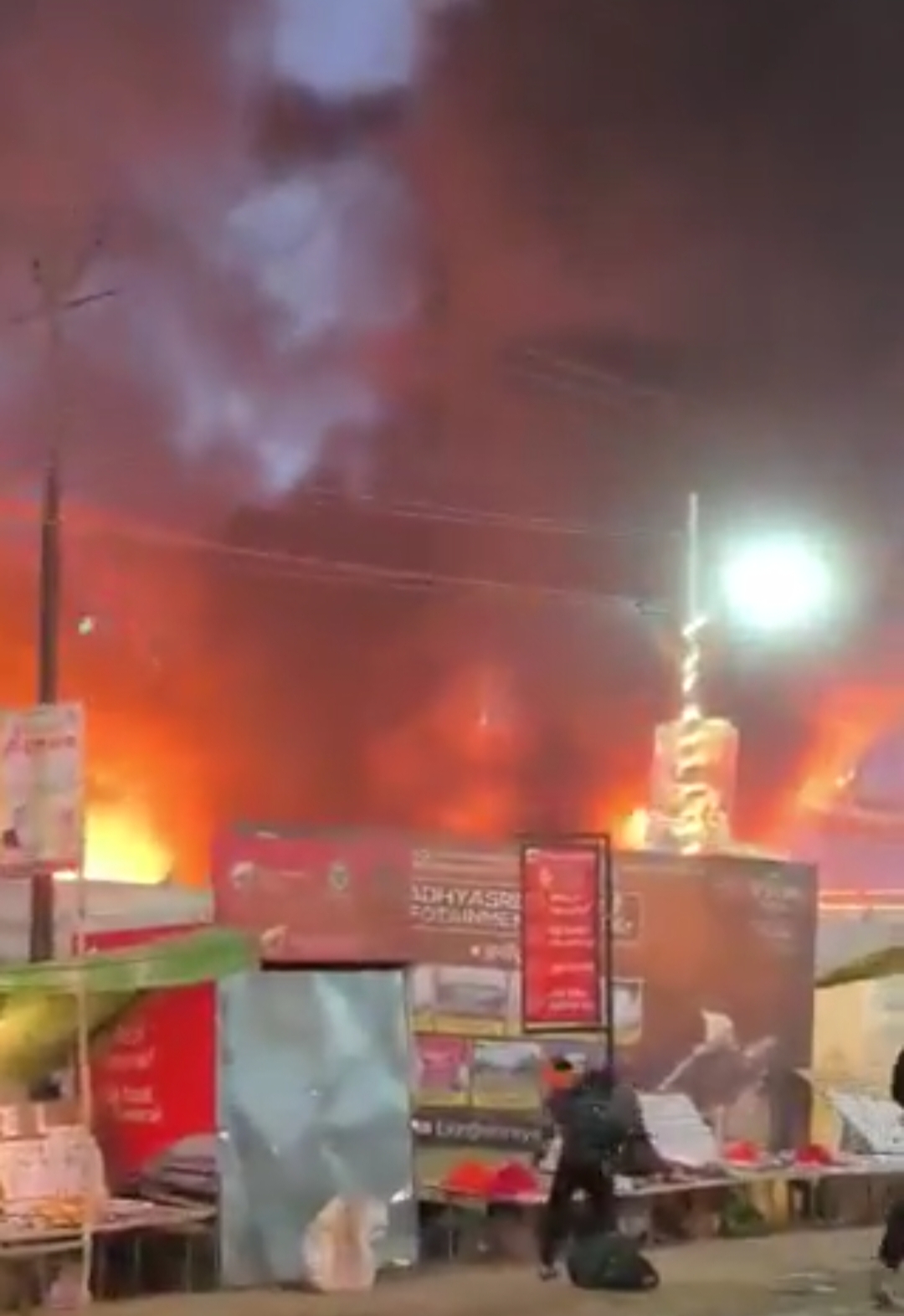 प्रयागराज: महाकुंभ सेक्टर 19 में आग, खाली तंबुओं में उठी लपटें