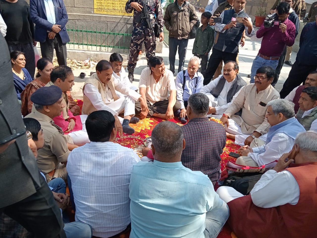 नोएडा में फोनरवा कार्यालय से संगम का गंगा जल वितरण, सांसद डॉ. महेश शर्मा रहे मौजूद