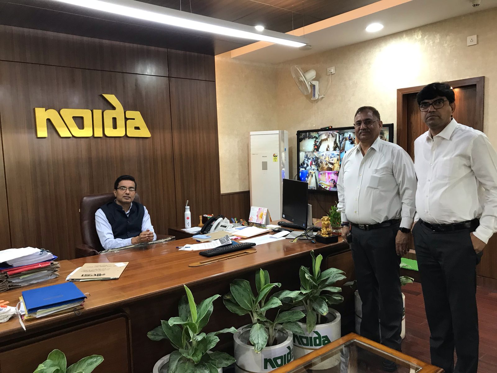 Noida Sector 46 RWA Meets Noida CEO Over Civic Issues | SBS News हिन्दी