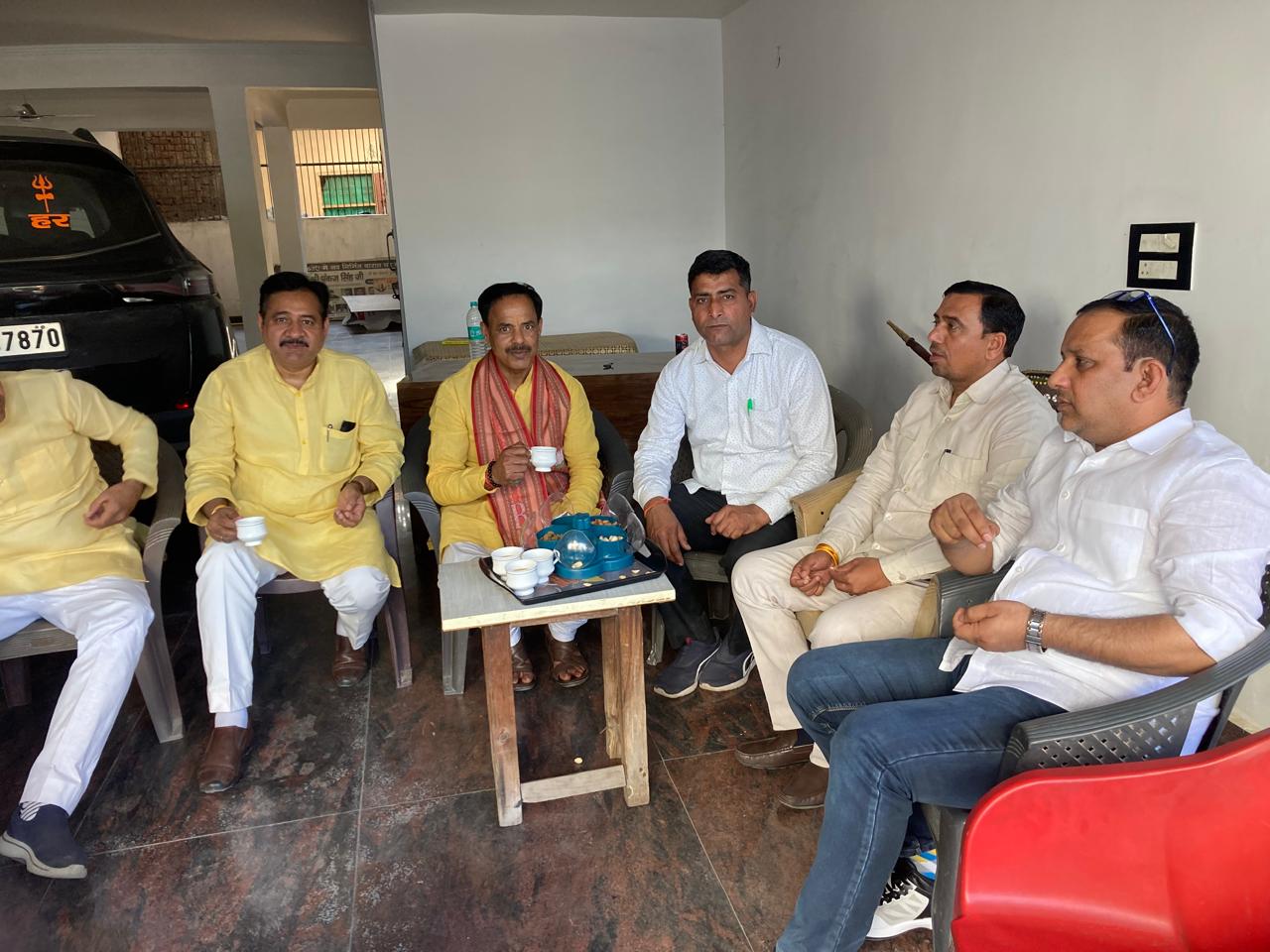 नोएडा: RWA अध्यक्ष रामेश्वर यादव ने किया महेश चौहान का स्वागत