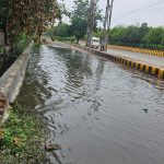"नोएडा सेक्टर-100 में गंदे पानी से डूबी सड़कें, सेंचुरी अपार्टमेंट के बाहर भरा हुआ पानी"