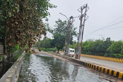 "नोएडा सेक्टर-100 में गंदे पानी से डूबी सड़कें, सेंचुरी अपार्टमेंट के बाहर भरा हुआ पानी"