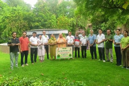 एडा के सेंचुरी अपार्टमेंट में माताओं द्वारा पौधारोपण