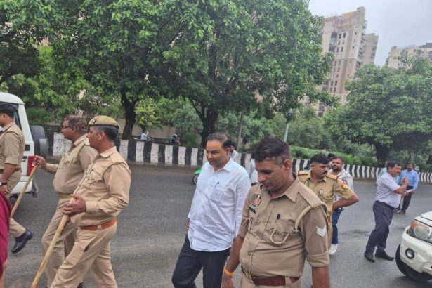 नोएडा सेक्टर-141 में अवैध अतिक्रमण पर बुलडोज़र, RWA और प्राधिकरण की संयुक्त कार्रवाई