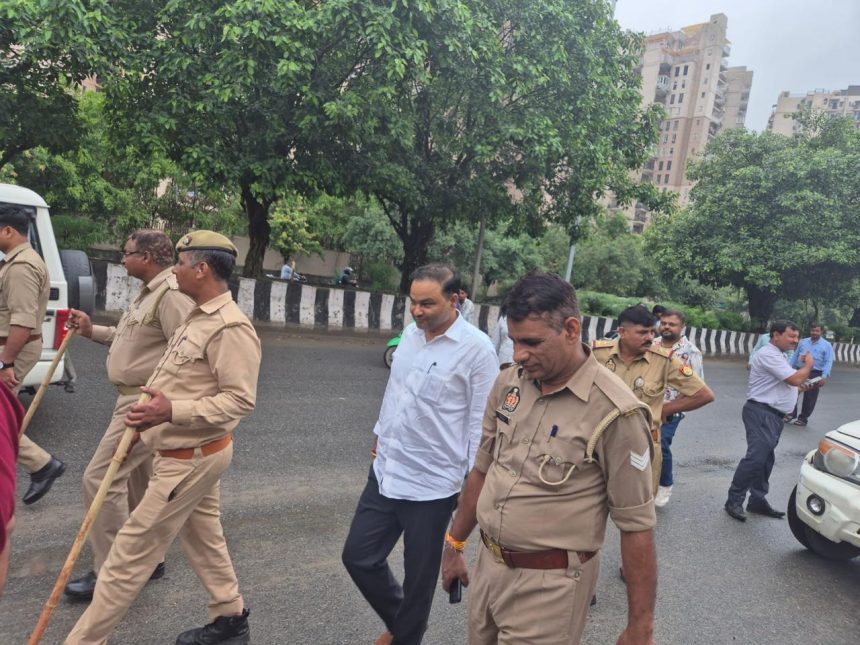 नोएडा सेक्टर-141 में अवैध अतिक्रमण पर बुलडोज़र, RWA और प्राधिकरण की संयुक्त कार्रवाई