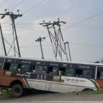 उन्नाव में सड़क हादसे के बाद खंती में गिरी रोडवेज बस
