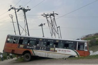 उन्नाव में सड़क हादसे के बाद खंती में गिरी रोडवेज बस