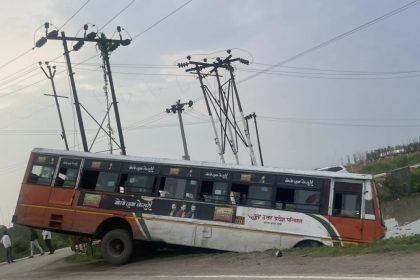 उन्नाव में सड़क हादसे के बाद खंती में गिरी रोडवेज बस