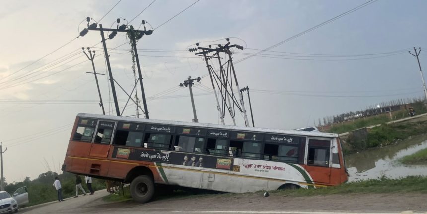 उन्नाव में सड़क हादसे के बाद खंती में गिरी रोडवेज बस
