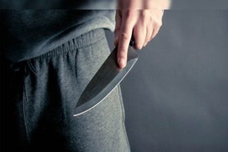 आजमगढ़ में पत्नी की हत्या के बाद आरोपी को ले जाती पुलिस