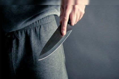 आजमगढ़ में पत्नी की हत्या के बाद आरोपी को ले जाती पुलिस