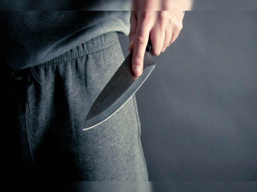 आजमगढ़ में पत्नी की हत्या के बाद आरोपी को ले जाती पुलिस