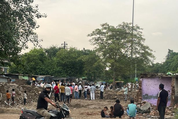 नोएडा प्राधिकरण द्वारा अवैध निर्माण ध्वस्तीकरण की कार्रवाई करते हुए जेसीबी मशीनें