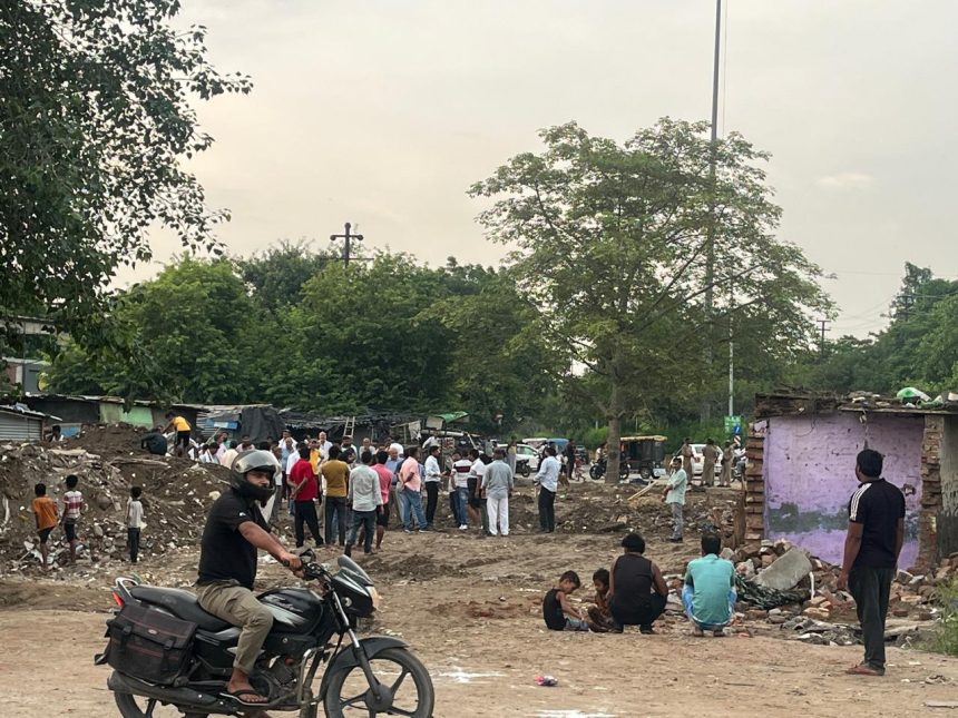 नोएडा प्राधिकरण द्वारा अवैध निर्माण ध्वस्तीकरण की कार्रवाई करते हुए जेसीबी मशीनें