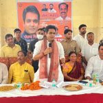 पंकज सिंह नोएडा जनसंवाद कार्यक्रम में ग्रामवासियों से संवाद करते हुए