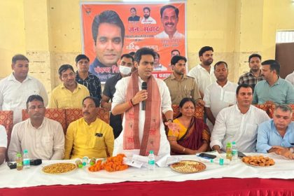 पंकज सिंह नोएडा जनसंवाद कार्यक्रम में ग्रामवासियों से संवाद करते हुए