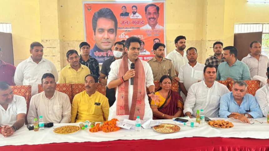 पंकज सिंह नोएडा जनसंवाद कार्यक्रम में ग्रामवासियों से संवाद करते हुए