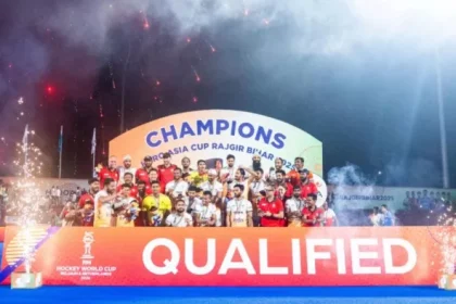 भारतीय हॉकी टीम हीरो एशिया कप ट्रॉफी के साथ जश्न मनाते हुए