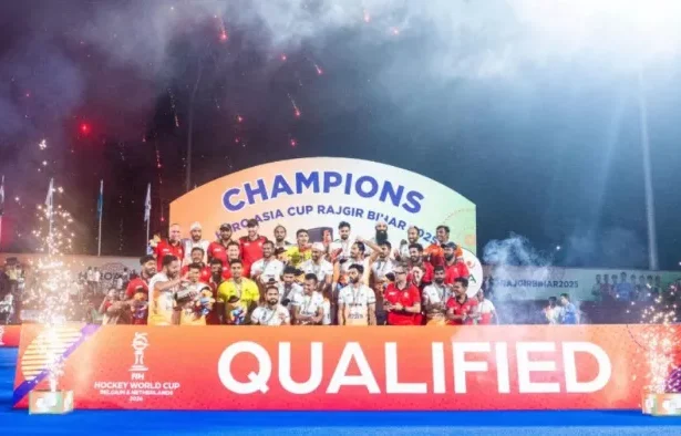 भारतीय हॉकी टीम हीरो एशिया कप ट्रॉफी के साथ जश्न मनाते हुए