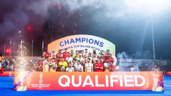 भारतीय हॉकी टीम हीरो एशिया कप ट्रॉफी के साथ जश्न मनाते हुए