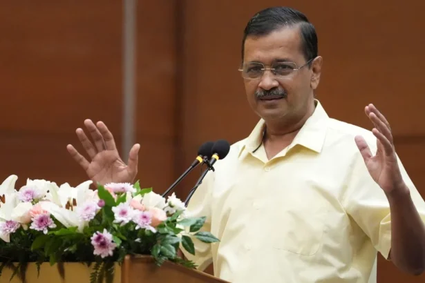 अरविंद केजरीवाल प्रेस कॉन्फ़्रेंस में अमेरिकी टैरिफ़ पर मोदी सरकार पर हमला करते हुए