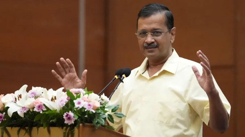 अरविंद केजरीवाल प्रेस कॉन्फ़्रेंस में अमेरिकी टैरिफ़ पर मोदी सरकार पर हमला करते हुए