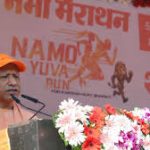 योगी आदित्यनाथ जीएसटी सुधार और नमो मैराथन का उद्घाटन करते हुए।