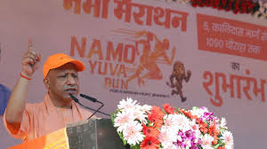 योगी आदित्यनाथ जीएसटी सुधार और नमो मैराथन का उद्घाटन करते हुए।