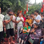 नोएडा सेक्टर-73 में विशेष बच्चे कांवड़ियों को हाथ से बने उपहार देते हुए