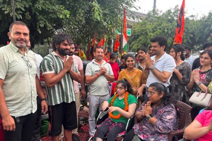 नोएडा सेक्टर-73 में विशेष बच्चे कांवड़ियों को हाथ से बने उपहार देते हुए