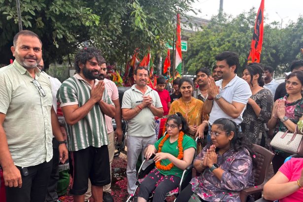 नोएडा सेक्टर-73 में विशेष बच्चे कांवड़ियों को हाथ से बने उपहार देते हुए