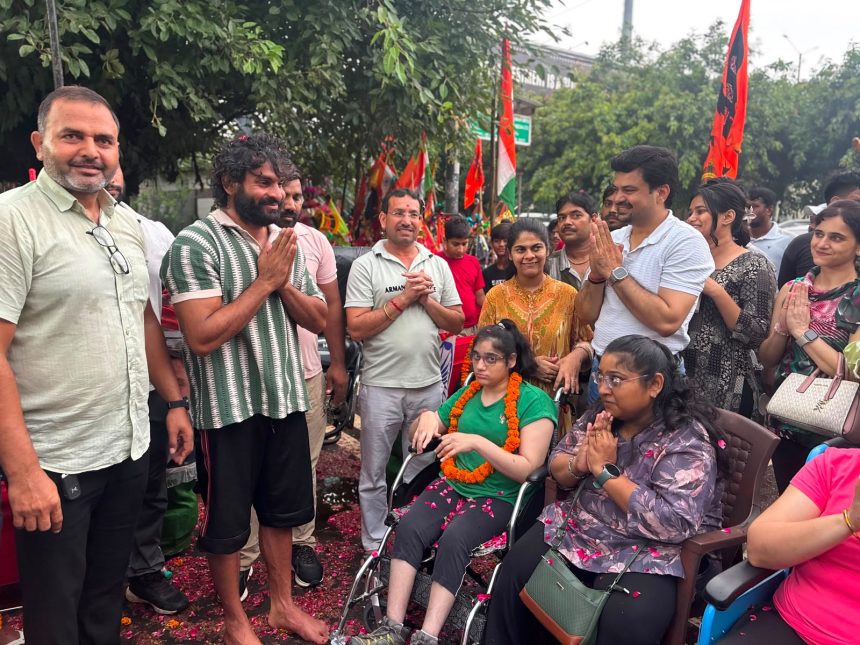 नोएडा सेक्टर-73 में विशेष बच्चे कांवड़ियों को हाथ से बने उपहार देते हुए